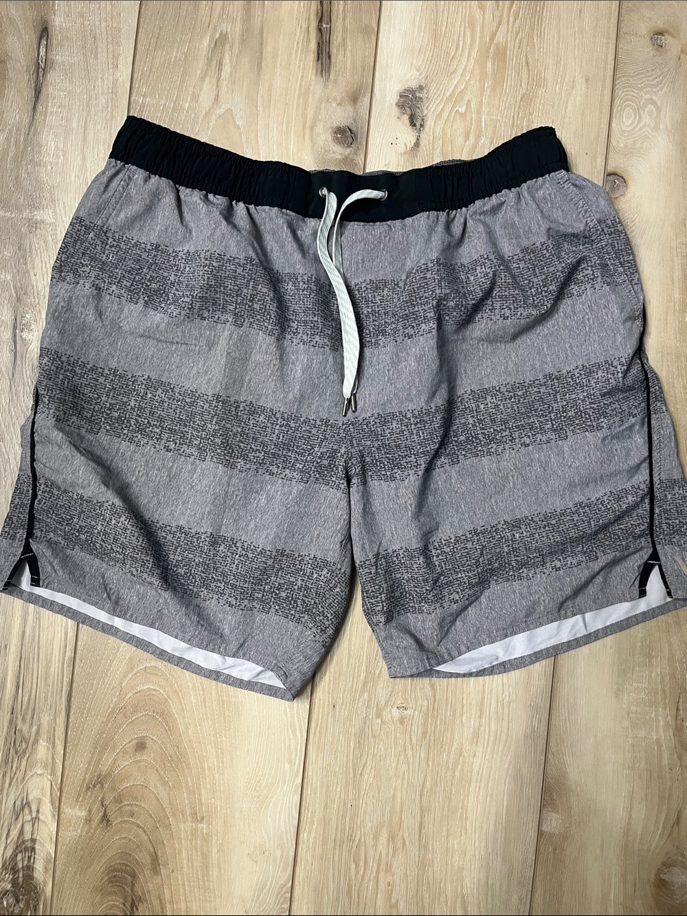 Vuori Men’s Trail Running Shorts Grey and Black Striped Lined Large